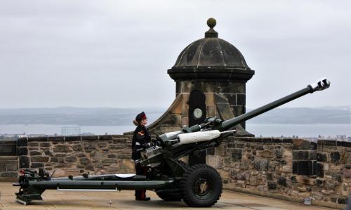 Edinburgh Castle One O'clock Gun 007