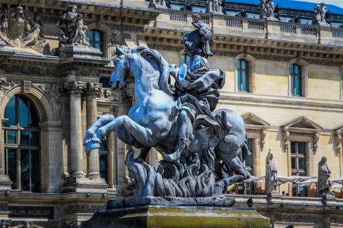 Louvre 001