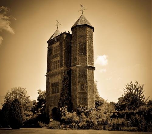 Sissinghurst-Castle-Garden-004-scaled