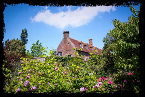Sissinghurst-Castle-Garden-008-scaled