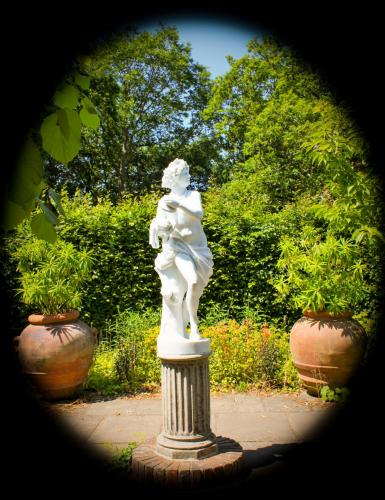 Sissinghurst-Castle-Garden-009-scaled