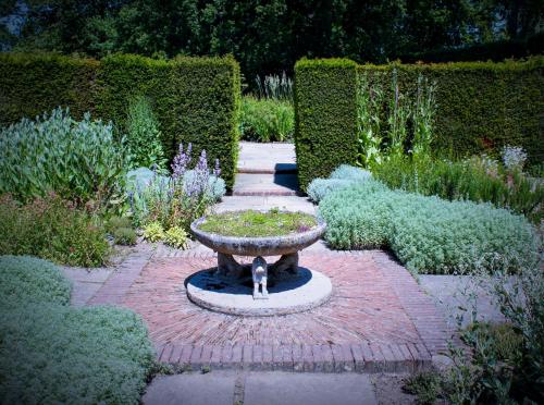 Sissinghurst-Castle-Garden-012-scaled