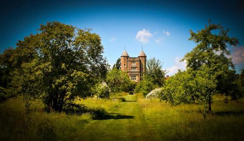 Sissinghurst-Castle-Garden-014-scaled