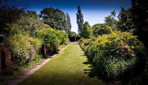 Sissinghurst-Castle-Garden-015-1-scaled