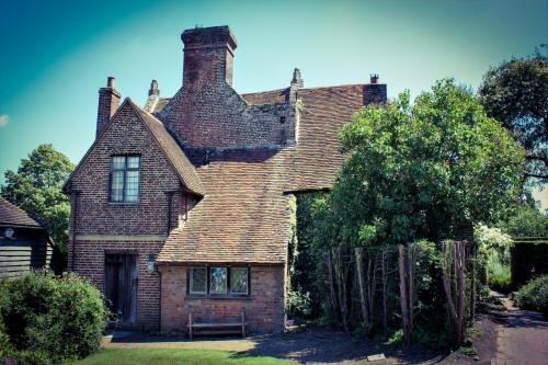 Sissinghurst-Castle-Garden-017-1-scaled