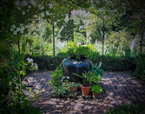 Sissinghurst-Castle-Garden-025-1-scaled